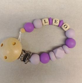 Schnullerkette mit Namen "Leo"