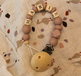 Schnullerkette mit Namen "Marie"